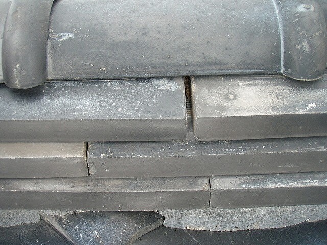 大きく隙間の空いた熨斗瓦